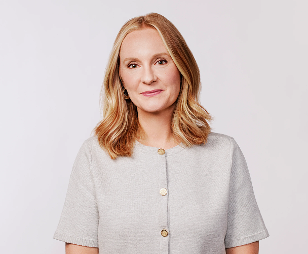 Foto de Crystal Boysen, directora de personal, con una blusa gris claro.