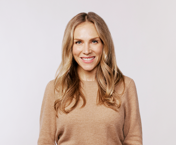 Foto de Heidi Jonas, consejera general, con un suéter marrón claro.