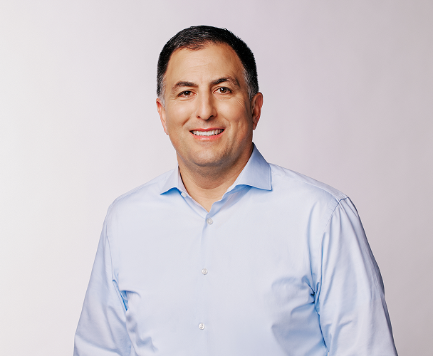 Foto de Joe Del Preto, director financiero, con una camisa de cuello azul claro.