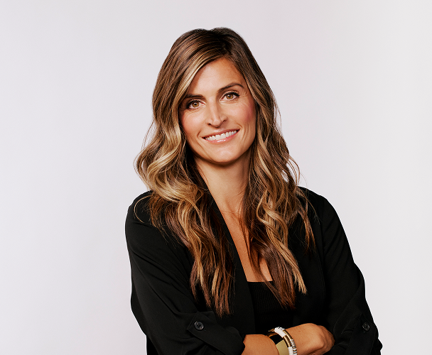 Foto de Rachael Pfenning, jefa de gabinete del CEO, con un top negro.