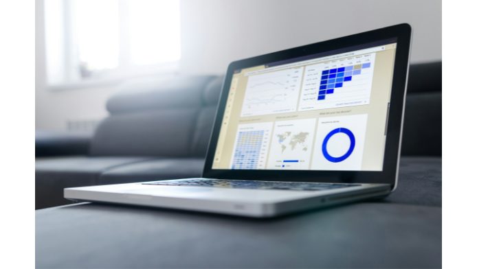 Pantalla de laptop con diagramas y gráficos​​ 
