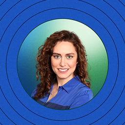 Texto superpuesto que dice “Cómo cerrar la brecha de comunicación entre ejecutivos y equipos de redes sociales”, con el nombre y el cargo de Layla Revis, vicepresidenta de Marketing de Marca, Contenidos y Redes Sociales, indicando conocimientos expertos sobre el tema.